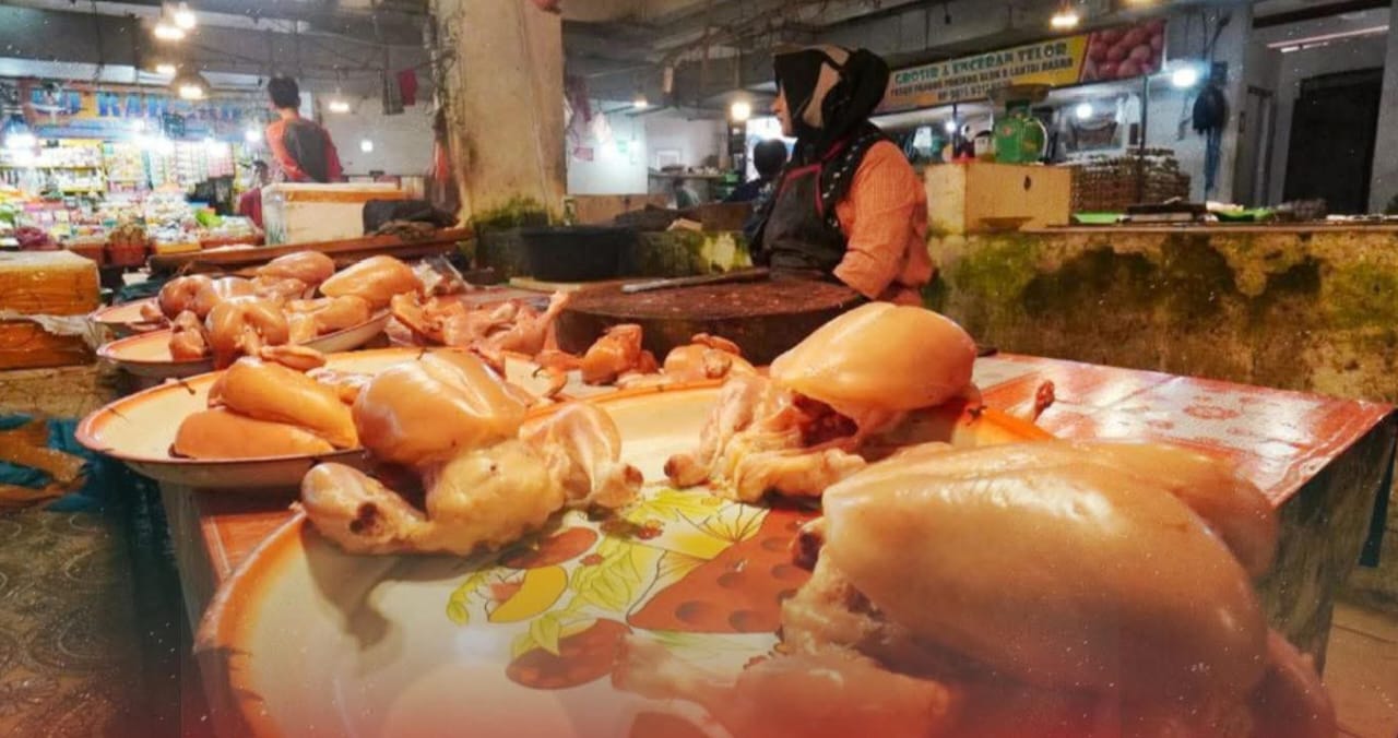 Penjualan daging ayam broiler di Pasar Pusat Padang Panjang.